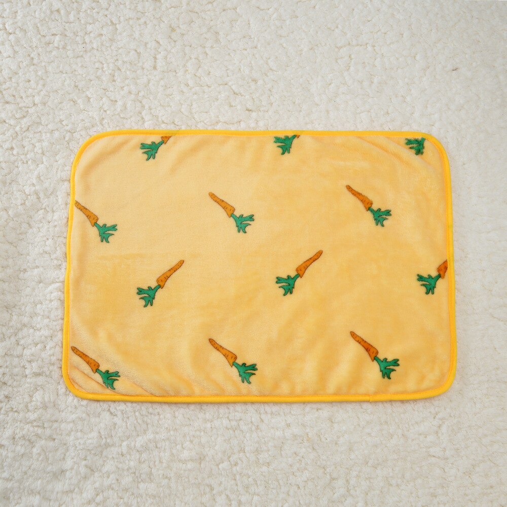 Thick Flannel Soft Pet Litter Pad Cartoon Print Cat and Dog Blanket Warm and Comfortable Pet Blanket Universal Warm Pet Supplies: carrot / 40x60cm