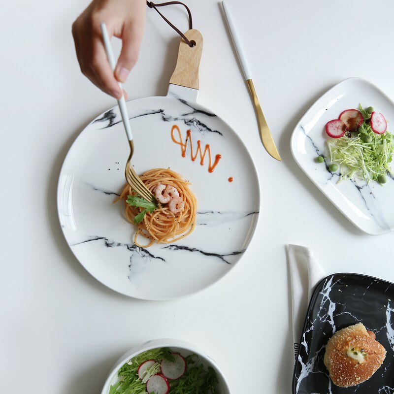 Marmor tekstur service sort hvid keramisk porcelæn tallerken spaghetti grøntsager kagefad stor underkop service kunst