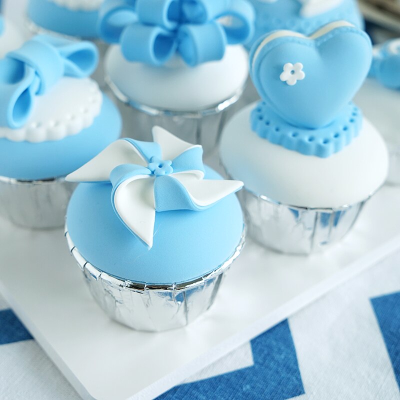 Fondo de simulación de fondant pastel azul cielo cupcake adorno de de cumpleaños para niños