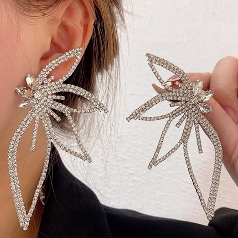 Luxe zilverkleurige oorbellen met grote plant en glinsterende zirkonia steentjes, geschikt voor dames, koreaanse oorbellen.