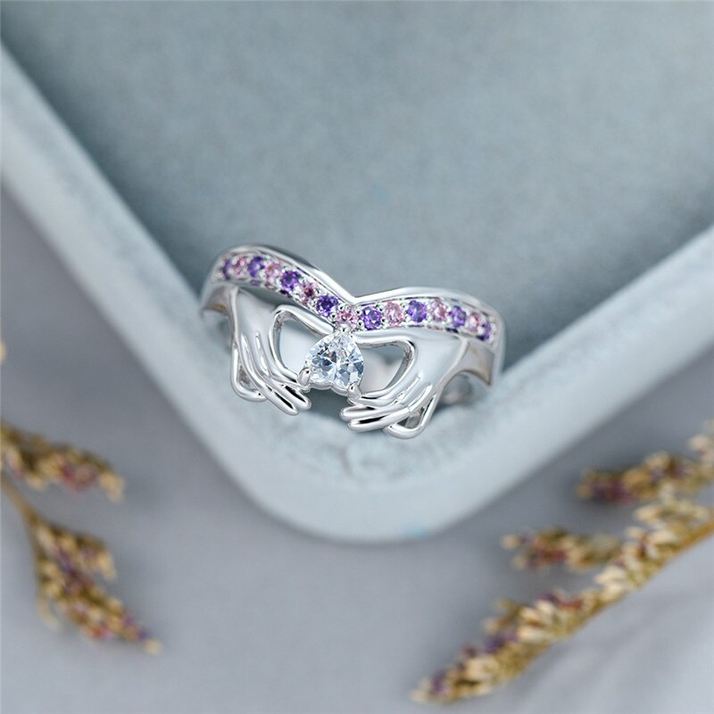 Unieke Vrouwelijke Hand Kleine Hart Claddagh Ring Leuke Paars Roze Steen Ring Mode Liefde Engagement Ringen Voor Vrouwen