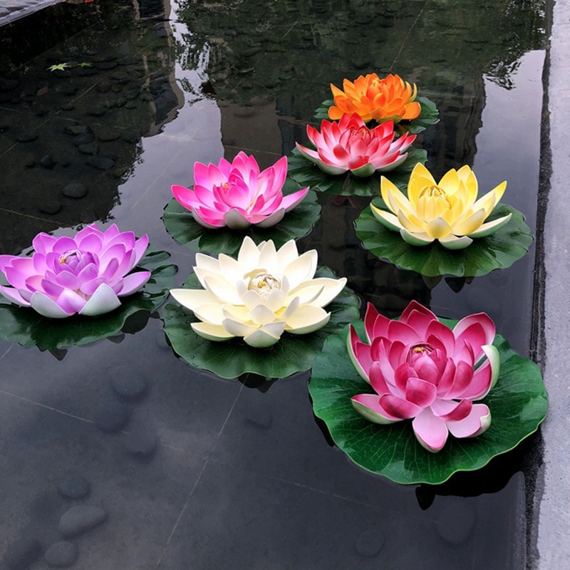 Simulatie van een zwembad, aquarium, bloemendecoratie, waterlelie, buitentuinsculpturen