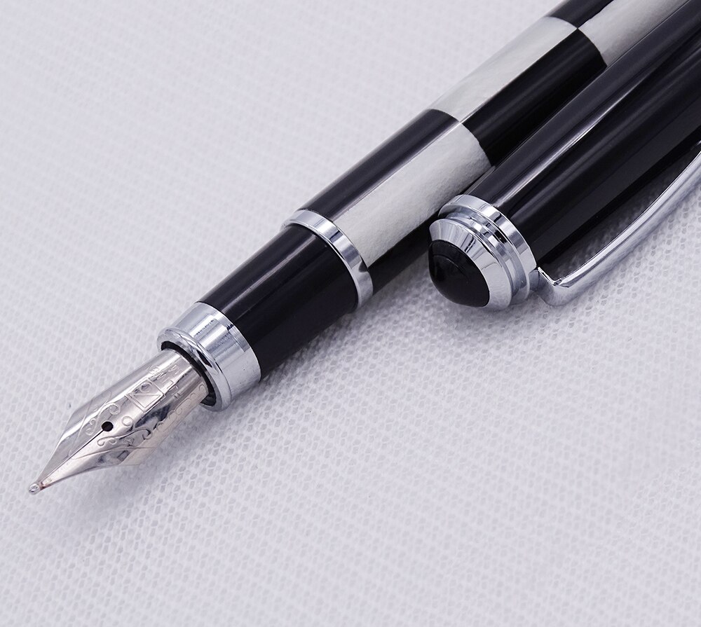 Fuliwen Penna stilografica alla moda in celluloide Pennino medio 0,7 mm, penna con motivo quadrato bianco e nero per la scrittura