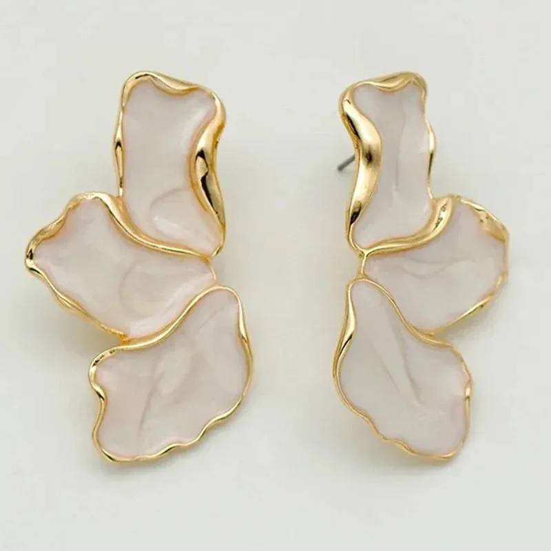Pendientes de tuerca de color crema con flores de Metal para mujer, pendientes de poste irregulares chapados en Color dorado a la , pendientes llamativos de pesado