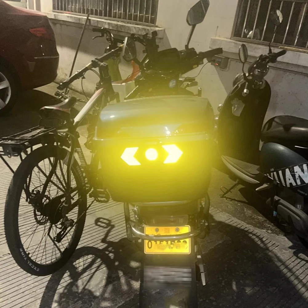 64 stks/set motorfiets sticker reflecterende zelfklevende decoratieve sticker PVC waterdichte veiligheidswaarschuwing opvallendheid helmen sticker