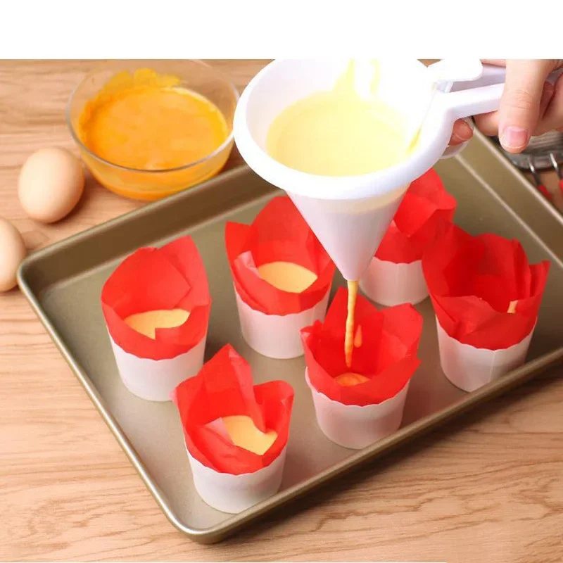 batter separator, cake baking tool, chocolate dispenser, cup, funnel, Handheld cake dispenser
