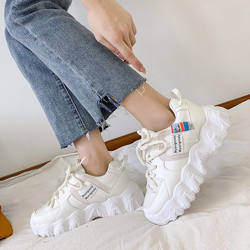 Kvinna löparskor ökar 6cm ins högklackade sneakers kvinnor höjd plattform andas sport pappa skor tjejer: Vit / 4