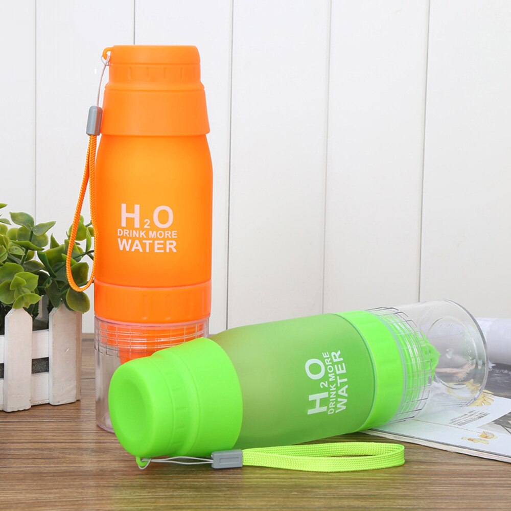 800ml High capacity Water Bottle Lemon Juicer Bottle Fruit Squeezer Infuser Orange Lemon Press Juicer Running Plastic water