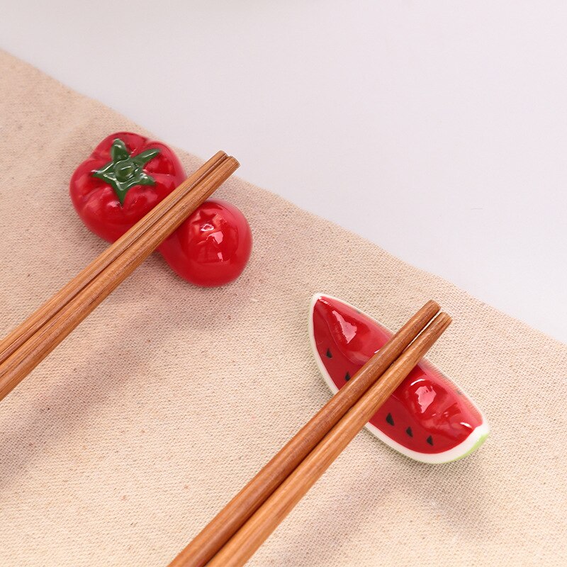1 pc søte røde vannmelon / tomatkeramiske dekorative spisepinner holder stativ skje gaffel hvile kjøkken servise