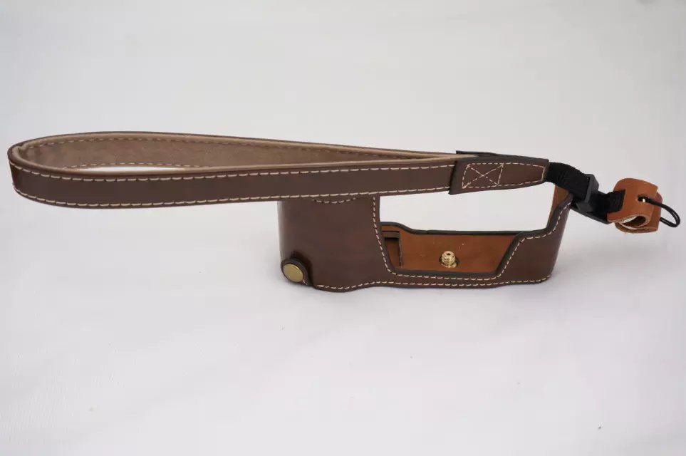 Neue Kameratasche für Olympus EM10 II EM10-II EM10 Mark 2, PU-Leder-Halbkörperabdeckung mit offenem Akku + Kamera-Handschlaufe: Dark Khaki