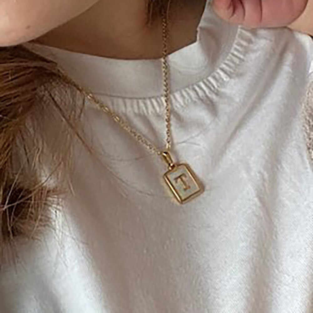 E.B.belle Collar con inicial minimalista de concha de nácar de acero inoxidable sin deslustre, collar con letras chapadas en oro para mujer