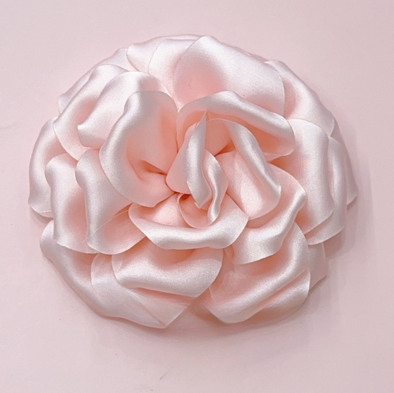 Broche de flor rosa de tela hecho a mano de 11CM, alfileres de solapa de ramillete de coreana para mujer, accesorios, joyería para y boda: PLATEADO