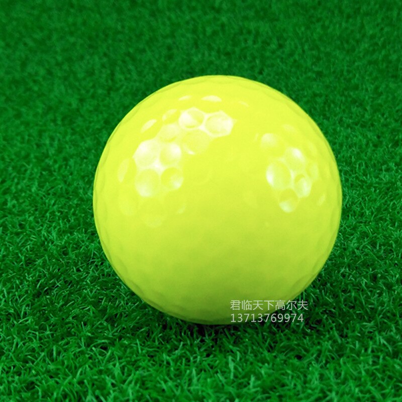 Märke golf självlysande boll fluorescerande boll automatisk ljusabsorberande lysande fluorescerande nattboll tvådelad boll