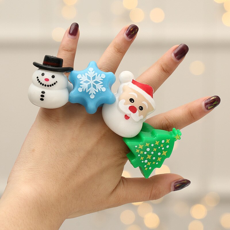 Julbal fest finger ljus glödande leksaker gamla människor snöflingor julgran snögubbe ring ornament