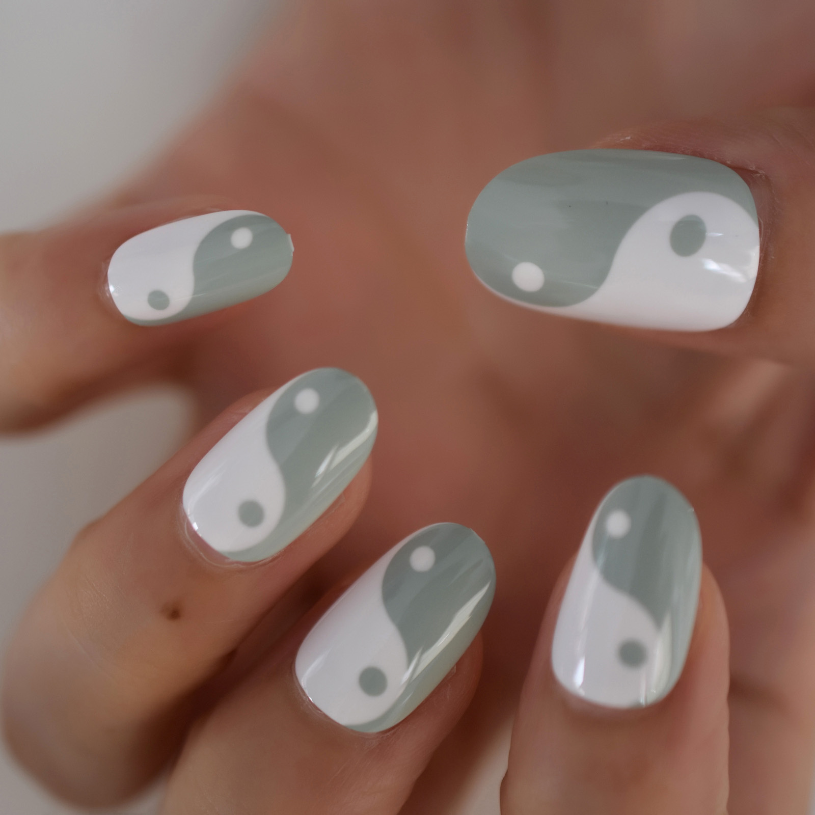 26 pièces de Faux Ongles en Gel, mélange de paillettes, holographiques, carrés, courts, de couleur rose, rouge foncé: L6109
