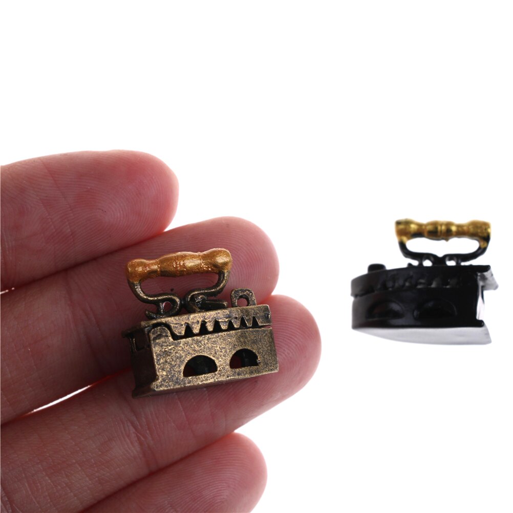 ZTOYL Mini Kawaii 1:12 Mini Poppenhuis metalen Miniatuur Versiering vintage een ijzeren kleren Tool 2 Kleuren 1pcs