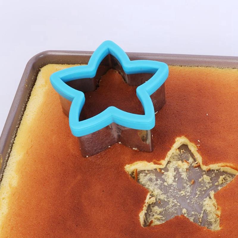 1PCS Random color Stainless Steel Sandwich Cutter Moulds Safe Cartoon Cookie Cutter Fruit Cutter Shape DIY Baking Kitchen Tools