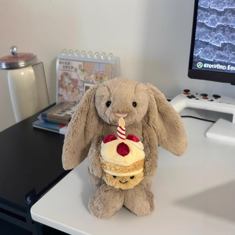 Original 30cm sjenert bonnie-kanin som holder en bursdagskake og plysjdukke som følger med katter, hunder og kjæledyr.