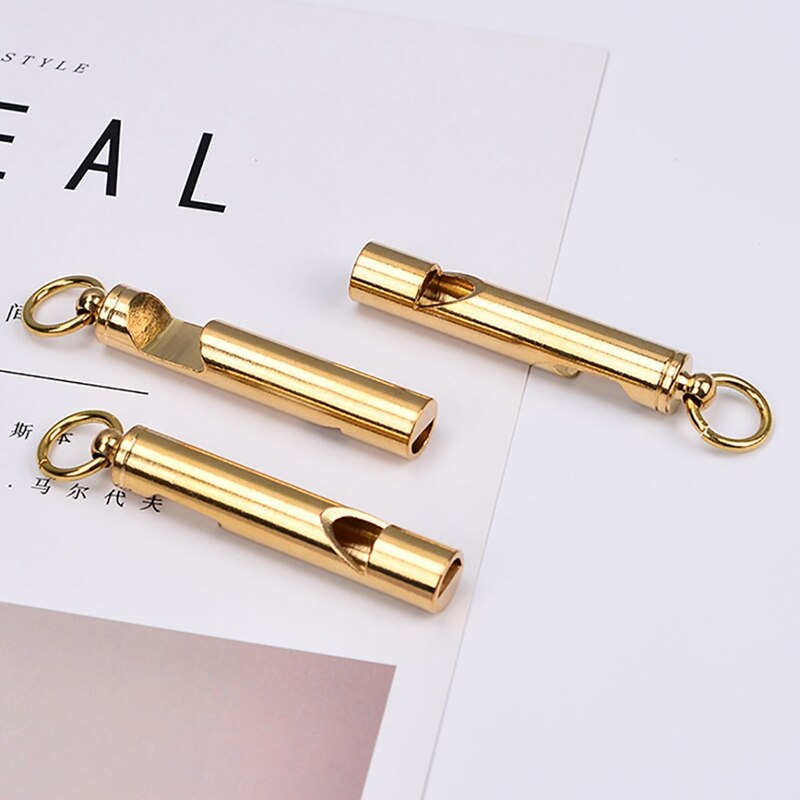 2-in-1 Pfeife Flasche Opener Pfeife Keychain Handmade Messing Schlüsselring für Outdoor Notfall Überleben Camping Jagd