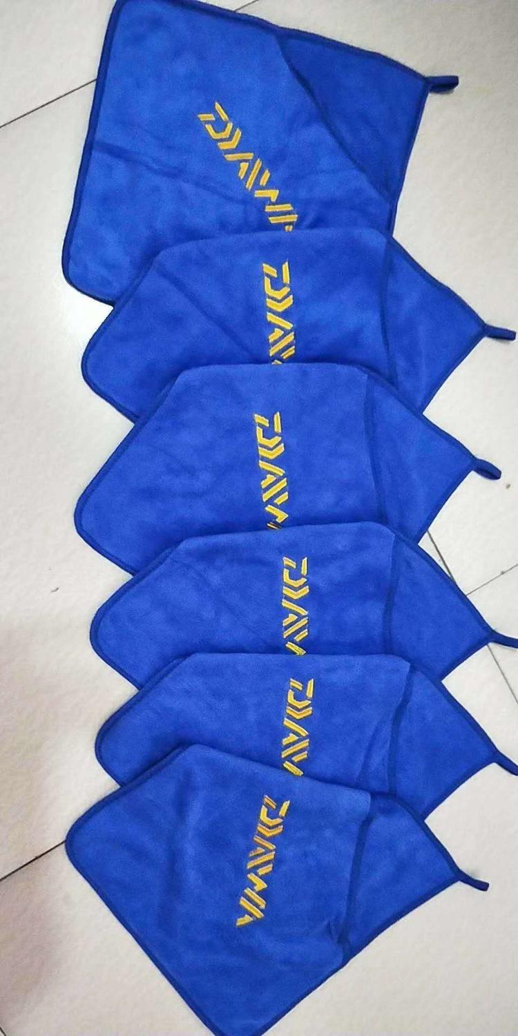 30*30cm daiwa fiskehåndklæde slidstærk ultrafine super blød børste stang fiskeri specielt håndklæde tørre hænder fiskehåndklæde spænder: Blå