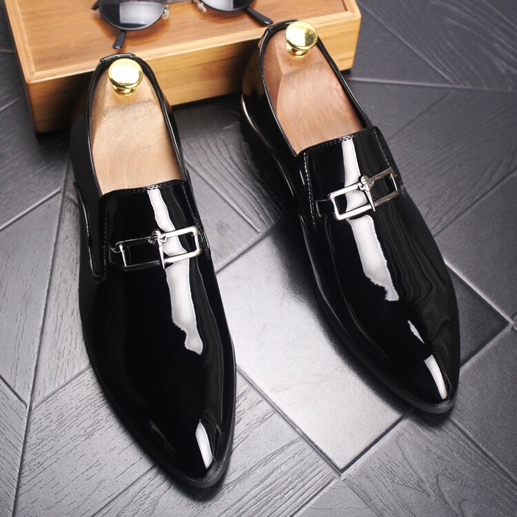Stil varumärke lack läder avslappnad slip on suit formell spetsig england sapato masculino social business formella män skor