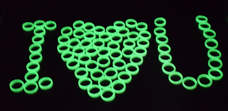 50 pz/lotto gioielli anelli luminosi gioielli fluorescenti carino bagliore di plastica nel buio anello di barretta festa di Halloween