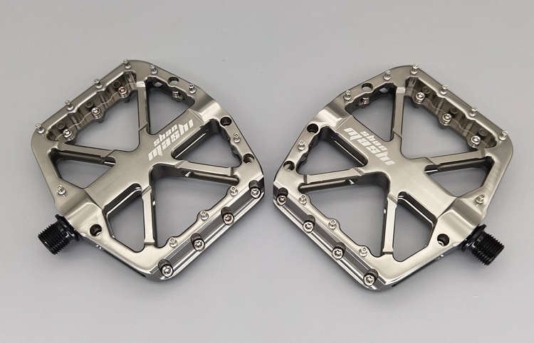 Ultra-light Mountain Bike Pedals CNC Aluminum Alloy Polished 3 Bearing Pedals Downhill Dirt Bike Anti-slip Bicycle Pedals: Light Grey