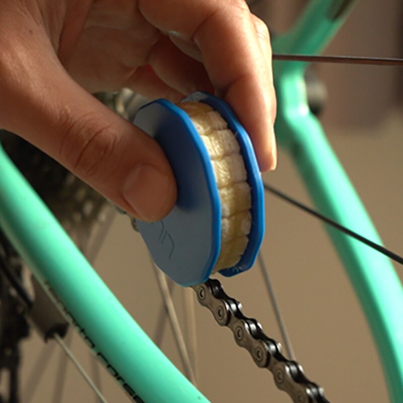 Bicycle Roller Chain Oiler Lubricating Cycling Gear Roller Cleaner Lubricant W/Magnet Bicycle Chain Repair Tools Bike Accessory