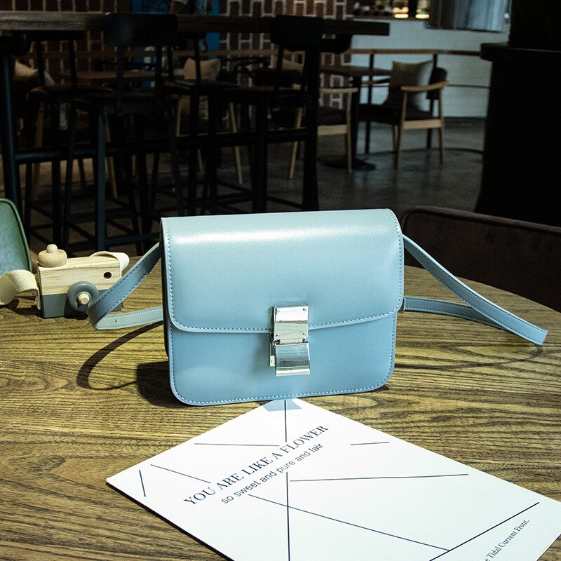 Yiyi è una nuova borsa in vimini con trama retrò di moda con chiusura A scatto inclinata su una piccola borsa quadrata e una tracolla portatile: Light Blue