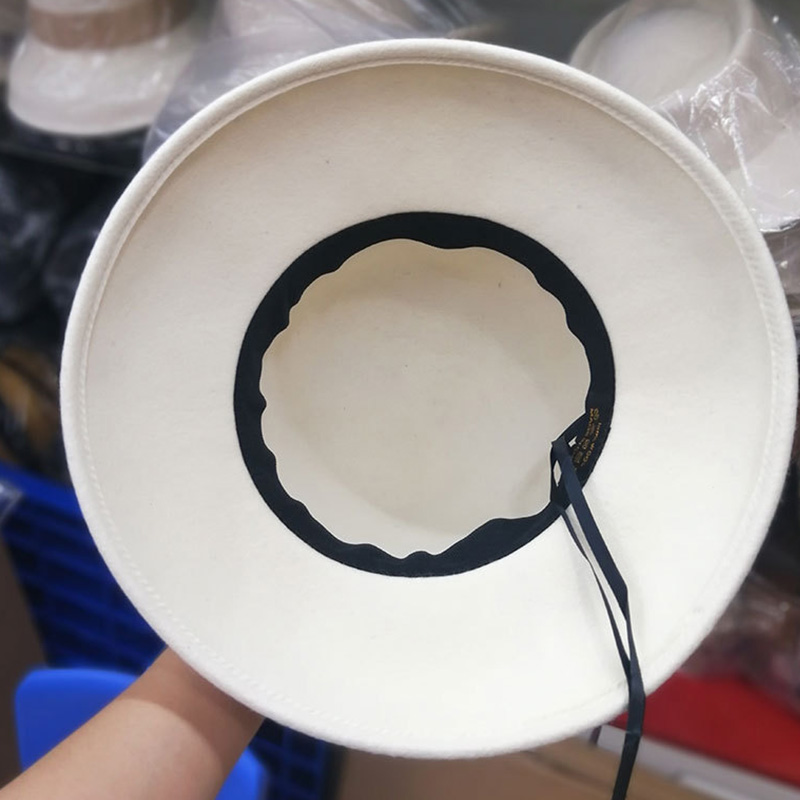 Klassisk vit filt vintermössa varm cloche ullhatt band pilbåge floppy brätte derby bröllop kyrka fedora hatt dam klänning hatt