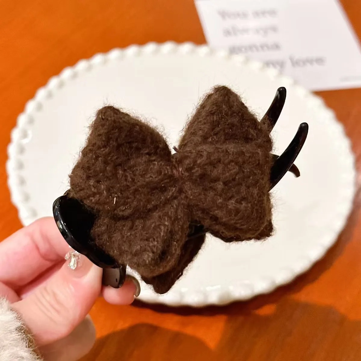 Elegante Samt-Haarnadel mit Strasssteinen für Damen, seitlicher Pony und Hinterkopf-Haarschmuck, hochwertige Haarklammern: Beige