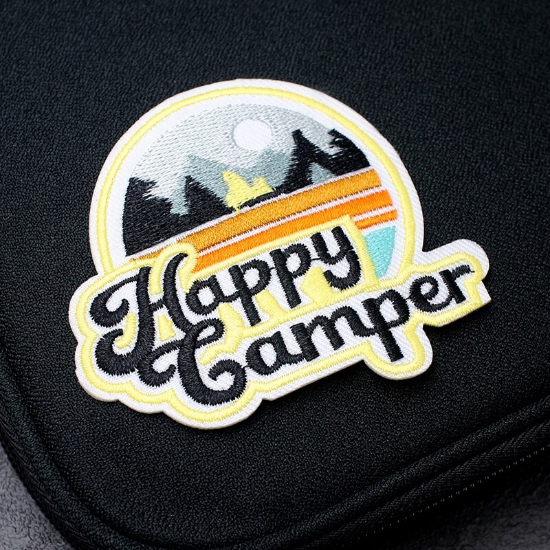 Happy Camper Size:8.2X7.3Cm Doek Patch Geborduurde Applique Naaien Kleding Kleding Accessoires Badges Wit