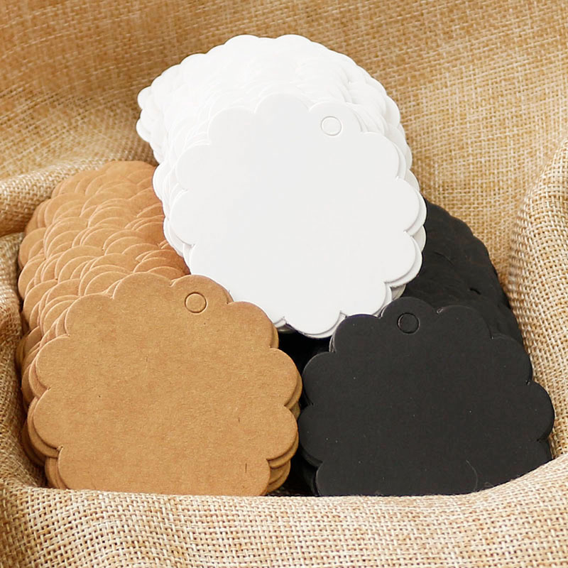 Étiquette en papier Kraft en forme de fleur, étiquette blanche et noire, vierge, à suspendre, pour vêtement, étiquette de prix, 100 pièces