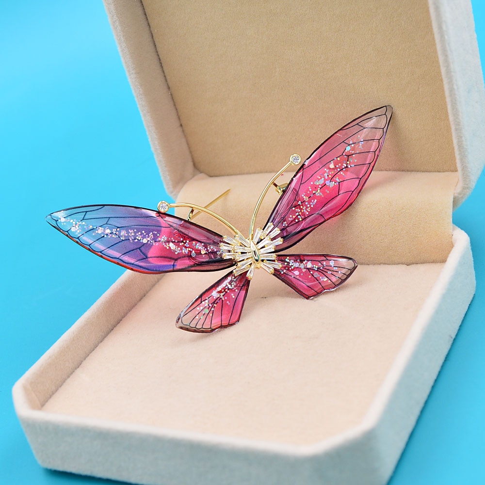 Cindy xiang smukke sommerfugl brocher til kvinder cubic zirconia insekt pin kobber broche 3 farver til rådighed: Lyserød