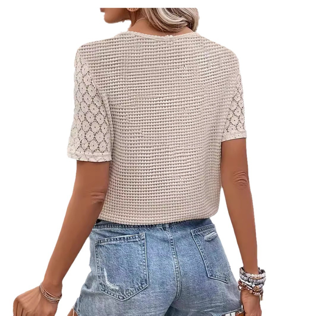 Een casual, losvallend t-shirt met v-hals, gebreide jacquardstof en dezelfde stijl als een beroemdheid, eenvoudig te combineren met een blouse.