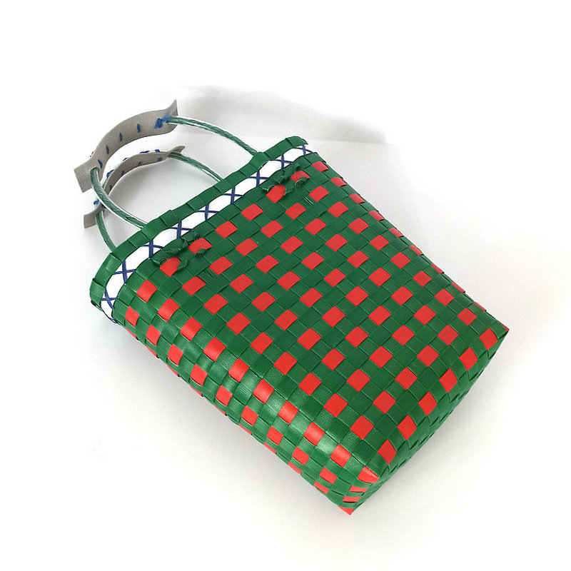 Cesta de Picnic tejida a mano de estilo japonés, bolsa de cesta de verduras tejida de plástico, bolsa de playa de mano, cesta Multicolor a cuadros, novedad