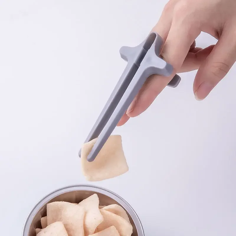 Palillos creativos para dedo, Clip portátil para aperitivos con patatas fritas, pinzas fáciles de operar, herramienta para palillos perezosos para ensalada, comida, no sucia: Gris