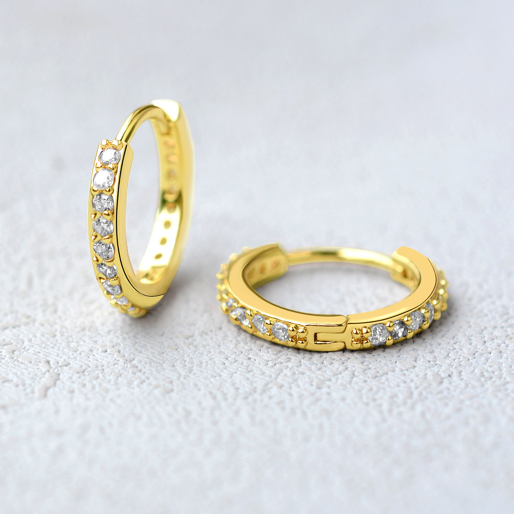 Pendientes de aro minimalistas de acero inoxidable, 2 piezas, circonita de cristal, pequeños pendientes de cartílago fino Huggie, joyería para Piercing del trago de hélice