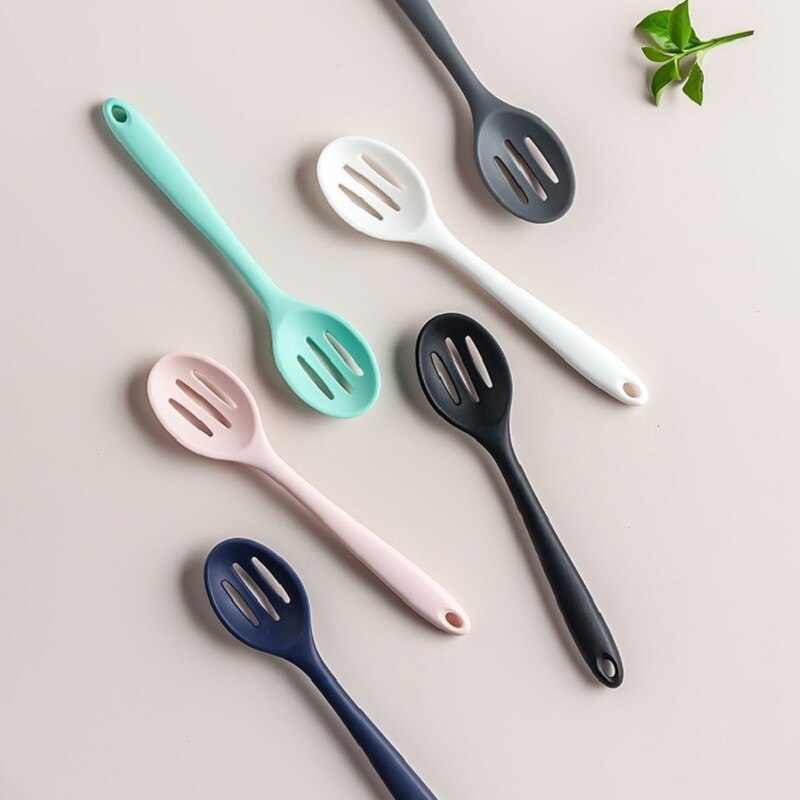 1Pcs Filter Spoon Heat Resistant Non-Stick Cooking Strainer Colander Long Handle Durable Silicone Heat Resistant Kitchen Tool