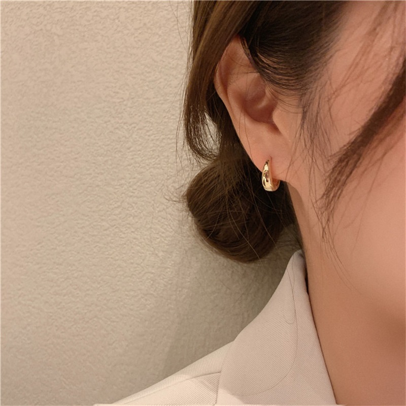 Huitan-pendientes de aro de Metal a la para mujer, accesorios sencillos y versátiles para uso diario, joyería llamativa para chicas jóvenes: Bañado en rodio de imitación