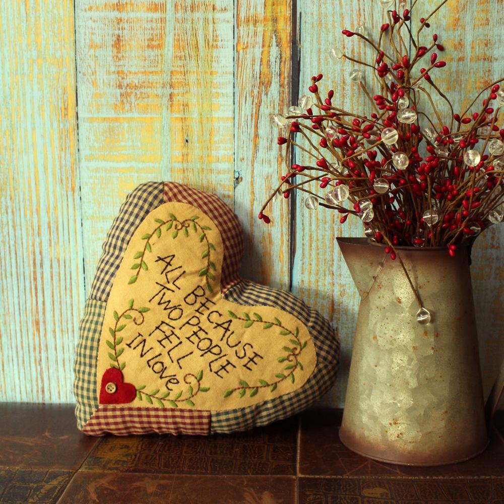 Primitivas almohada bordada con forma de corazón de caída en el amor con acento decorativo de hojas de ramita. 10x10 pulgadas