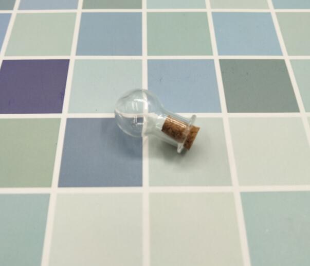 10 stks/partij Mini Glazen 9 Kleuren Fles Flessen Model Leuke Lamp Vorm Flessen Met Kurk Kleine Tiny Glazen Potten flesjes Hanger: clear