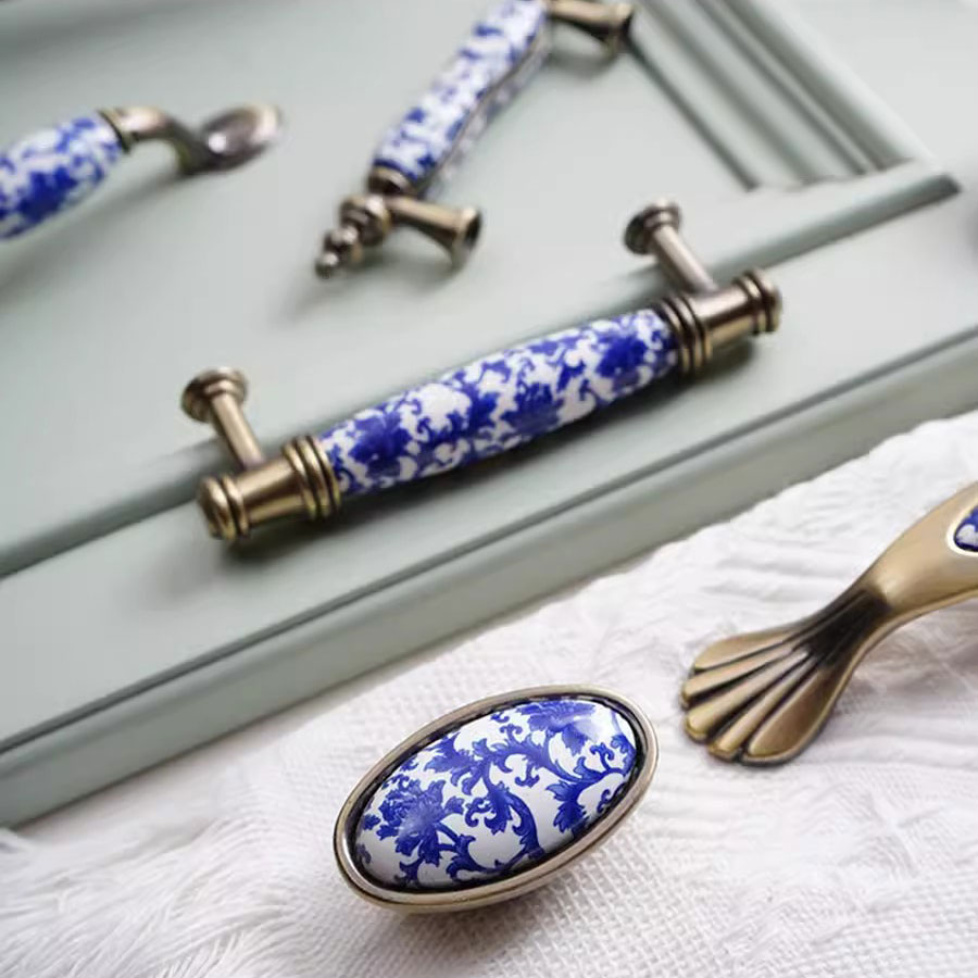 Tiradores de cerámica para armarios y cajones, pomos de puerta redondos con flores azules, tiradores de muebles Vintage, tiradores de armario de bronce antiguo