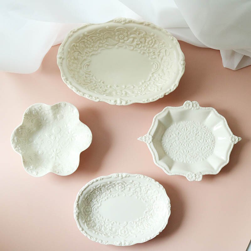 Petite assiette florale sculptée par complexe crémeux rétro en céramique à hautes températures/assiette de casse-croûte de plat de stockage