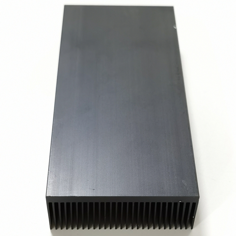 Langlebiger, silberfarbener aluminium-kühlkörper mit kühlrippen (80 x 27 x 150mm zoll) für led-leistungstransistoren und elektrische chips