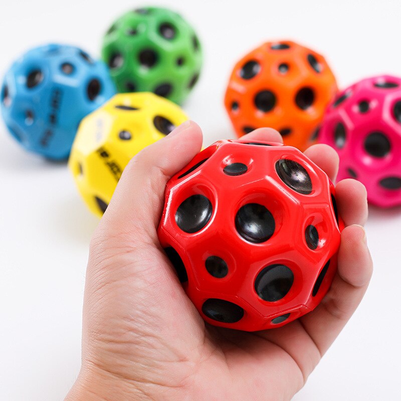 6cm mini högelastisk solid pu skum fotboll träning hål boll för att lindra stress fidget leksak elastisk boll moon ball för barn