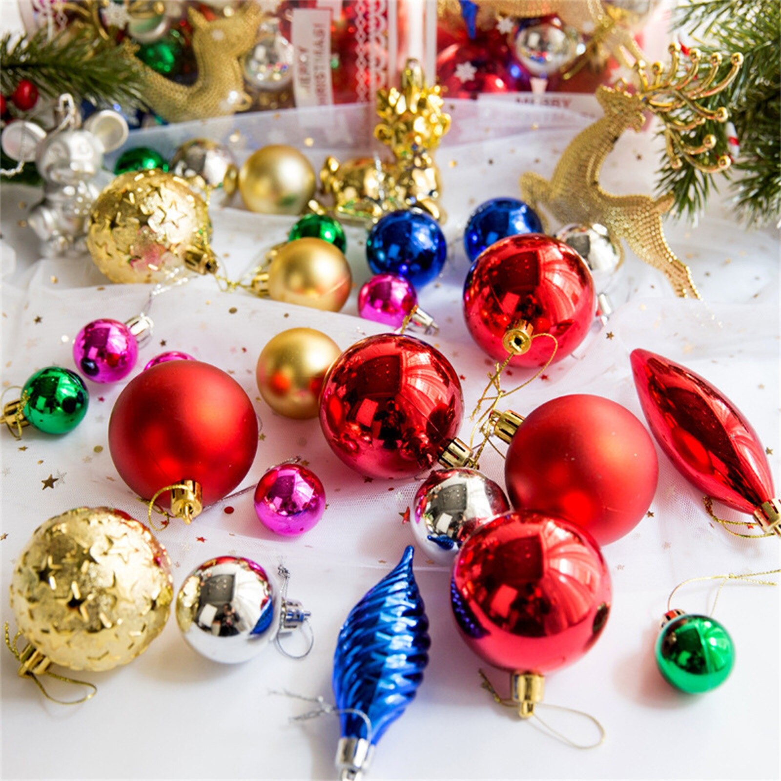 Glänsande julkula hem fönster julgran hängande hänge julkulor grannlåt fest navidad  fn50