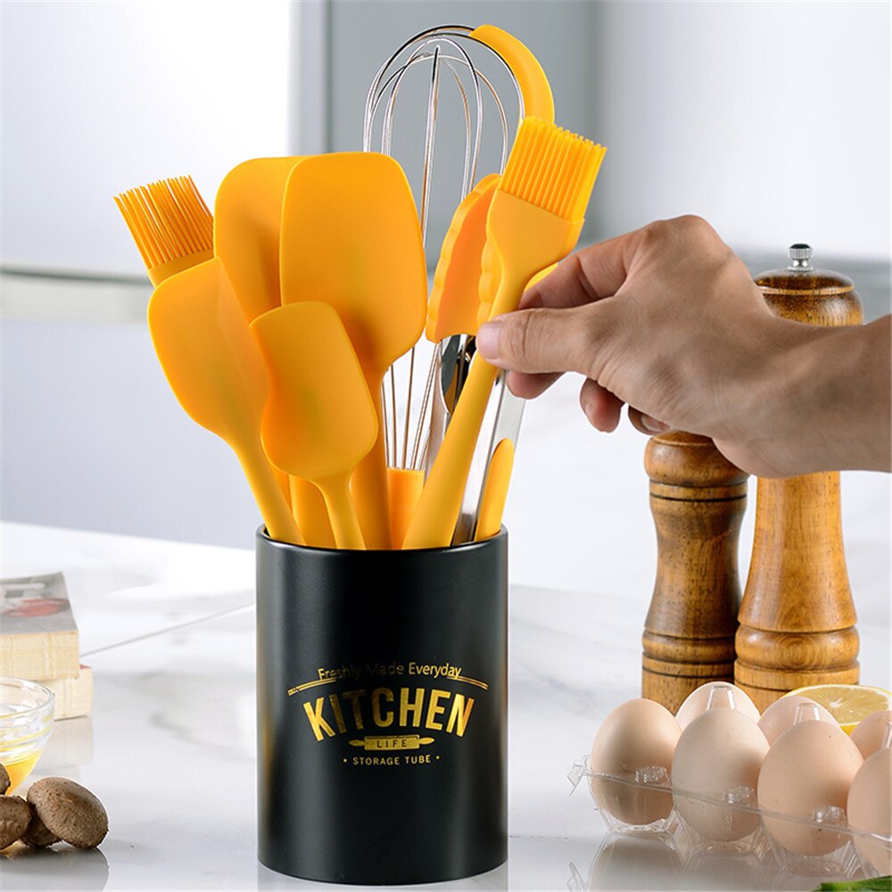 Herramientas para hornear juego de utensilios de cocina de silicona, pinzas cepillo raspador batidor de huevos accesorios de cocina antiadherentes, herramientas de cocina amarillo