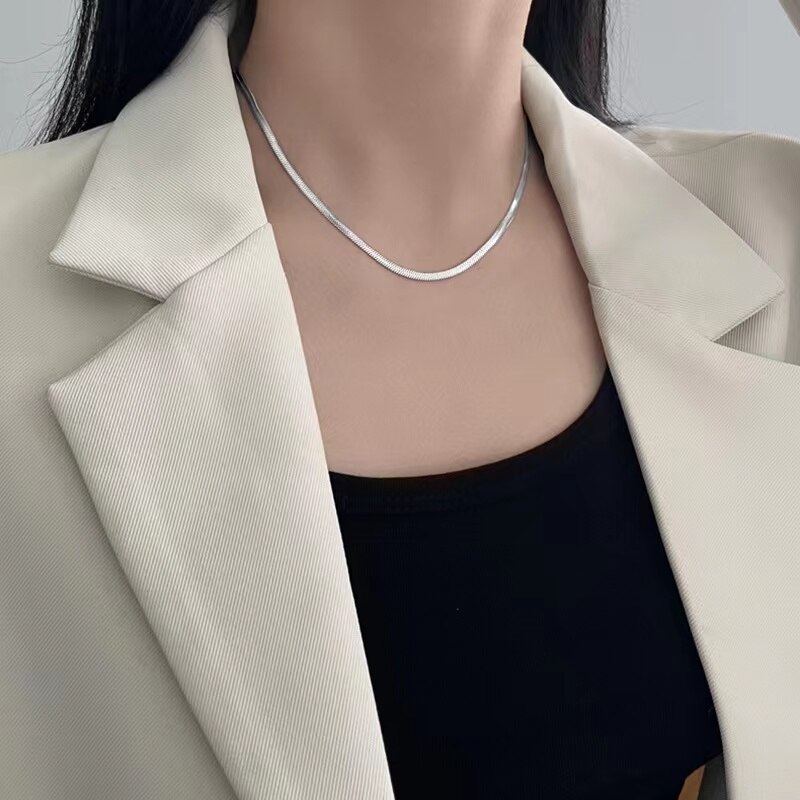 Catena di serpenti neutri di moda da donna catena di clavicola stile semplice catena in acciaio inossidabile a spina di pesce torsione catena d&#39;oro senza collana pendente: N002