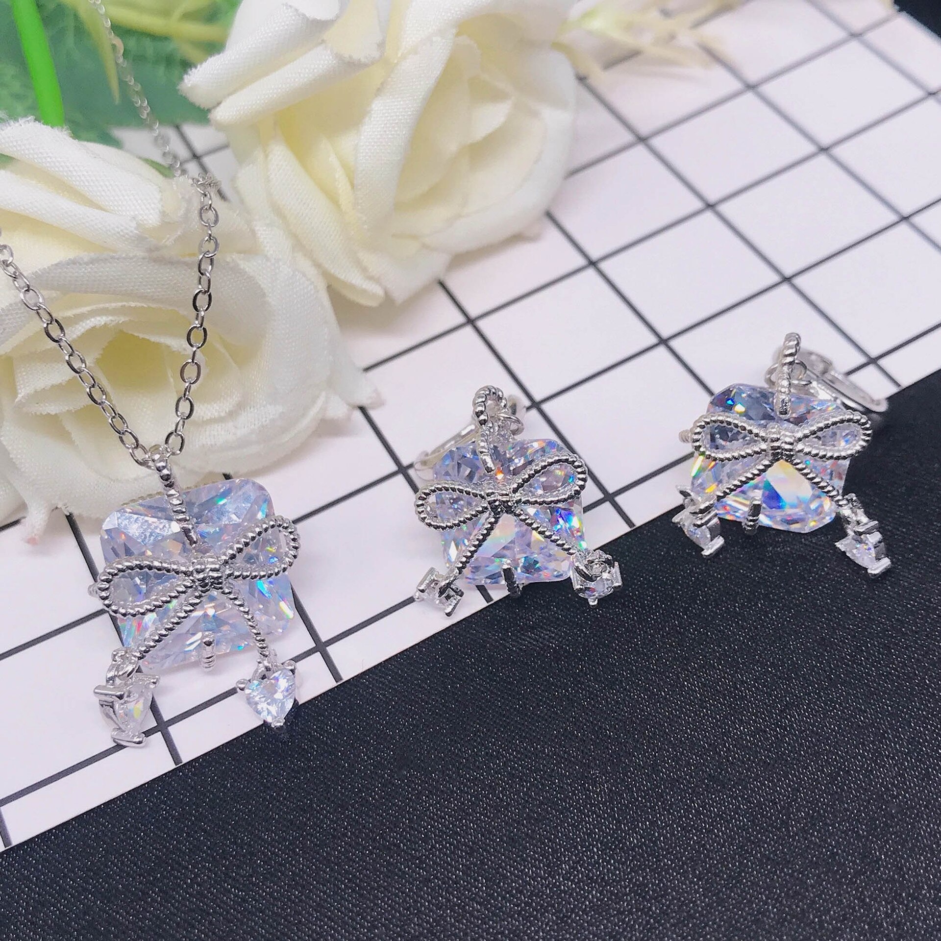 Luxus Silber Farbe Bling Hohe Kohlenstoff Simulation DiamondIce Blume schneiden Zirkon Ohrringe Halskette Anhänger Bowknot Schmuck einstellen